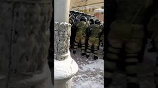 Силовики крутят колонну протестующих в Иркутске