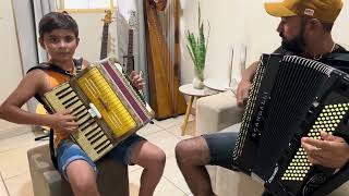 Alunos Luís Gustavo e Marcos Pereira tocando a música Oque Tem a Rosa 