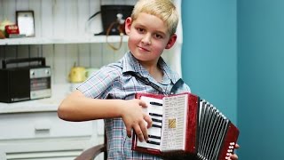 Video thumbnail of "8-jarige kan 14 instrumente speel"