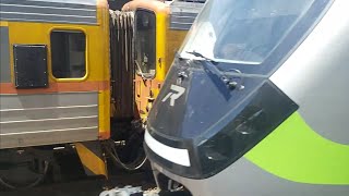 8780B次南澳發車經由北迴線開往七堵的銀綠色微笑號EMU900型十輛一編組EMU925試運轉列車，和4171次蘇澳發車經由宜蘭線開往樹林的EMU813+EMU814微笑號區間車