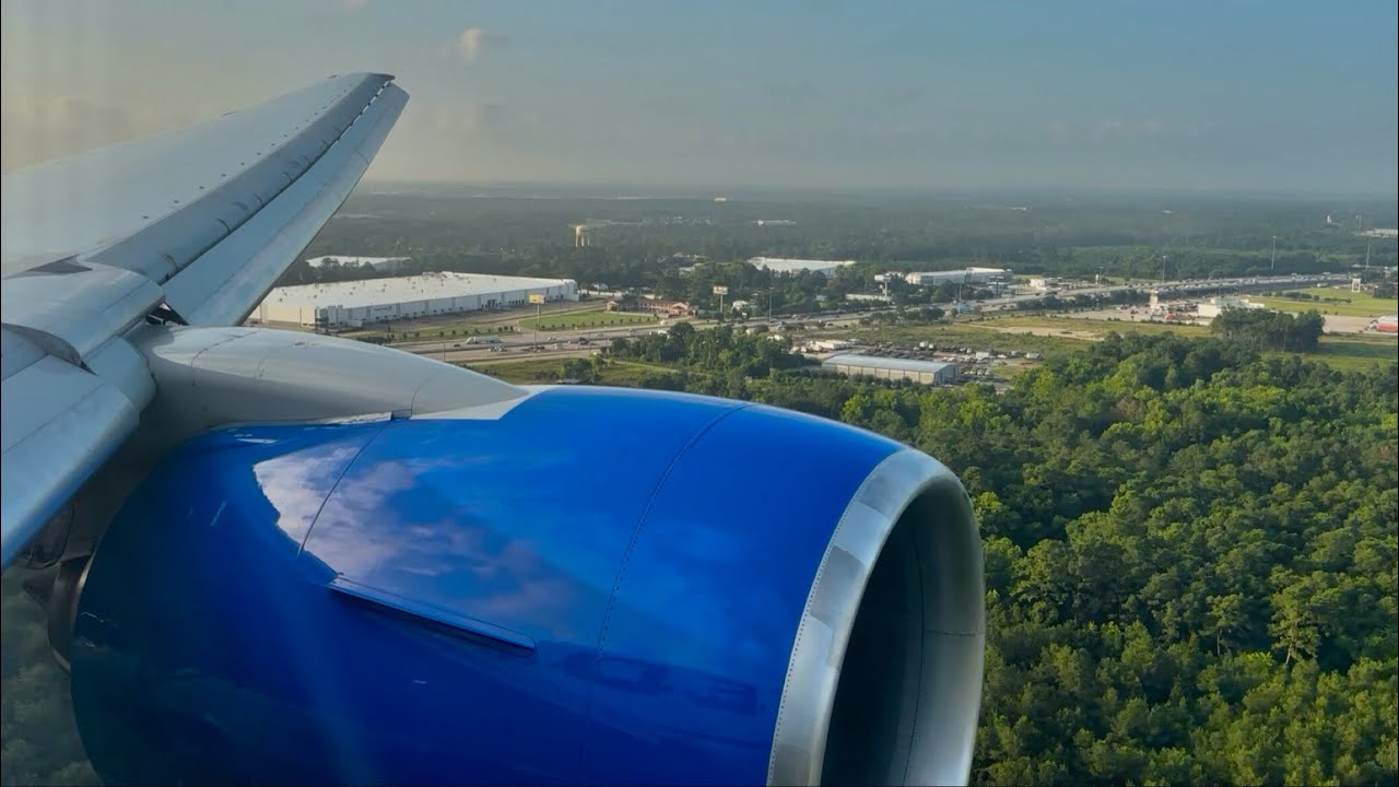 Sunny morning Houston landing - United Airlines - Boeing 777-200