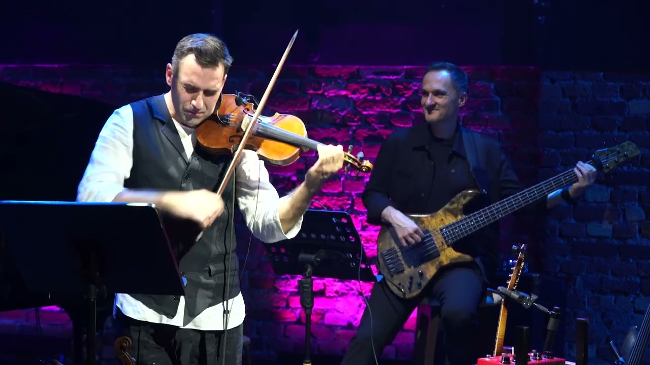 Dawid Lubowicz - HUMAN FATE album - live at ROMA Musical Theatre 
"Dobry Wieczór Jazz" 04.10.2024 (Warsaw)

Dawid Lubowicz - violin, mandolin, composer
Jakub Lubowicz - piano, keyboards
Robert Kubiszyn - bass, double bass, mix
Patryk Dobosz - drums

Katarzyna Szlembarska, Aleksandra Kawka - film

Full album:
https://open.spotify.com/album/0KomxHAcCYWCcU8XfOEIHM?si=O36HvQVjS8mMzKu3hqo8ig

https://E-muzyka.link/DawidLubowiczHumanFate

 @dawidlubowicz6204  
 @robertkubiszyn  
 @patrykdobosz9664 
https://www.kasiaszlembarska.com/

 @TeatrMuzycznyRoma  
 @bulasbanjos  

#mandolin 
#jazz 
#music 
#positivevibes 
#positive
