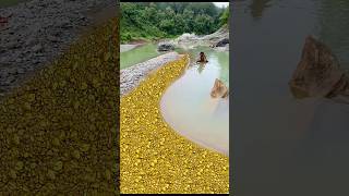 This man managed to find gold metal in a fast flowing river.😱😱😱 #golddiscovery #findgold