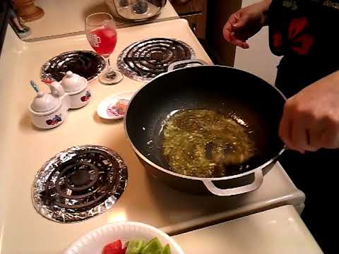 Video: Fricasé De Pechuga De Pollo Con Tocino Y Aceitunas