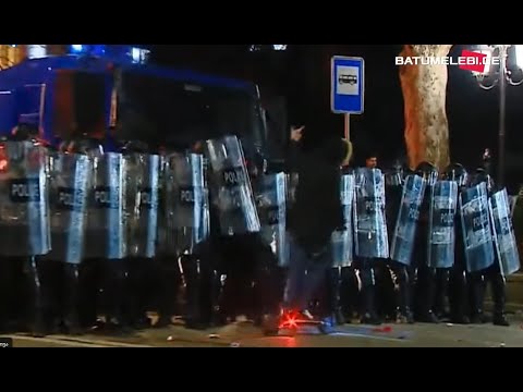 აქციის მონაწილე სპეცრაზმის წინ სკუტერით დემონსტრაციულად გადაადგილდება