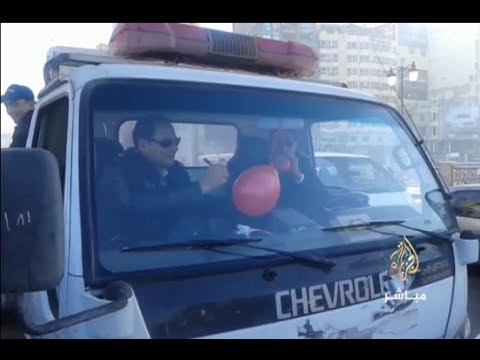 في عيد الحب .. مصريون يلقون "بالونات حمراء " في بحر الأسكندرية