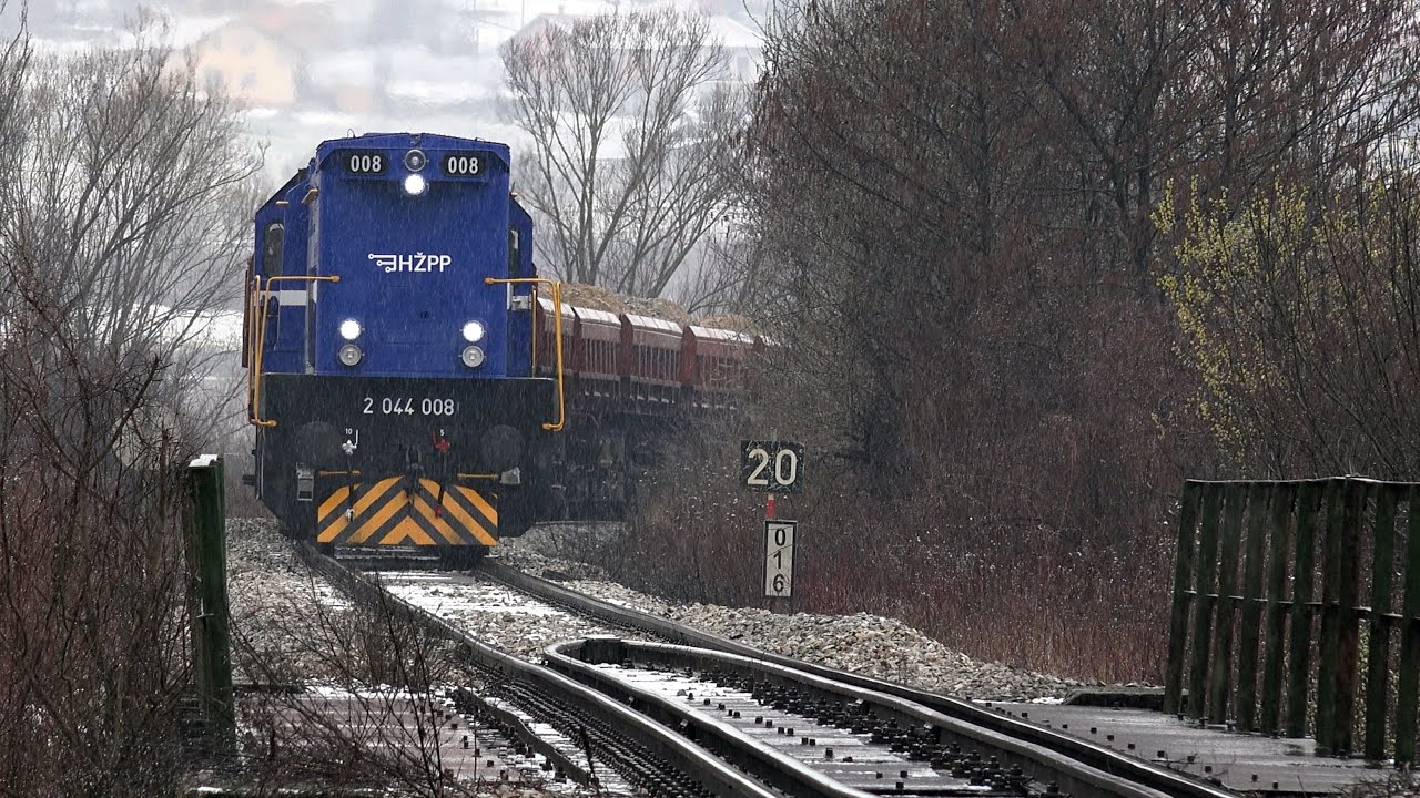 Log Rail train gets loaded with subballast at Očura quarry