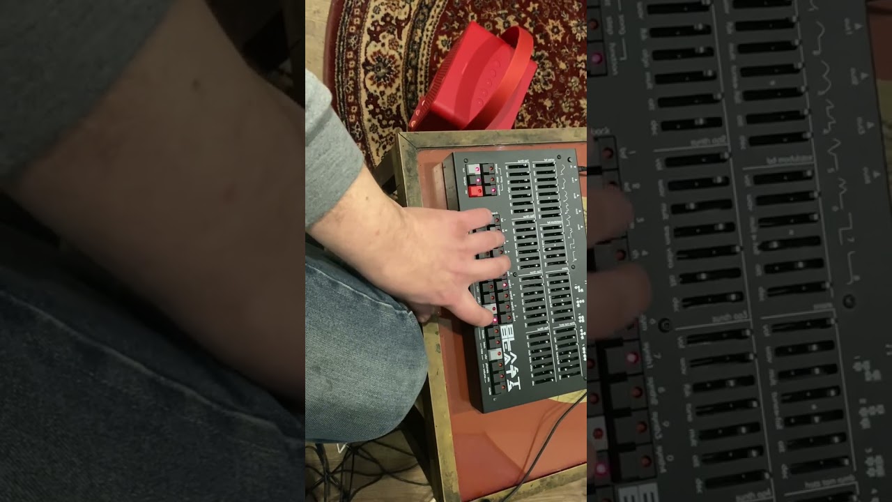 Twisted elektrons blast beats doing some weirdness. Enjoy 😉