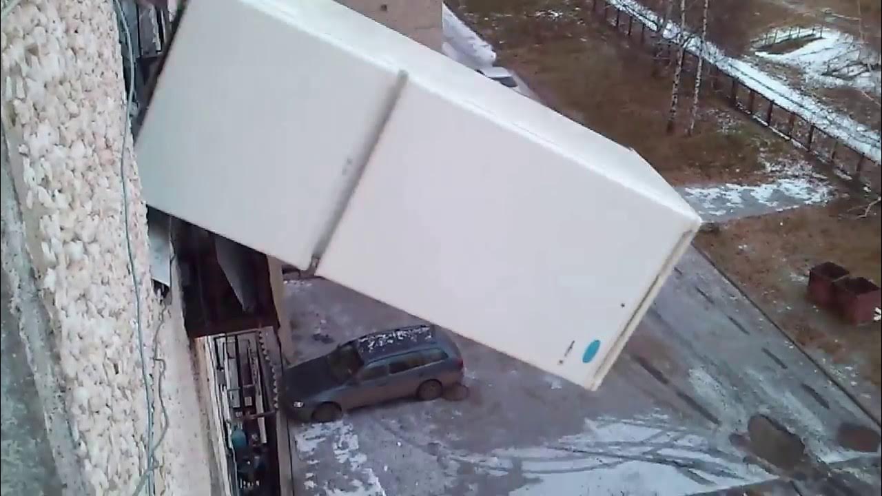 утилизация холодильников. старый холодильник. холодильник на мусорке. два холодильника выброшенные. куда выкинуть холодильник.