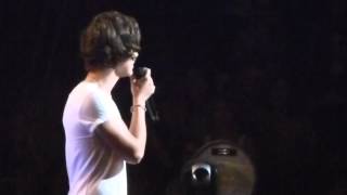 One Direction Niall gives little girl pick/crowd before moments 7/1 Ft Lauderdale