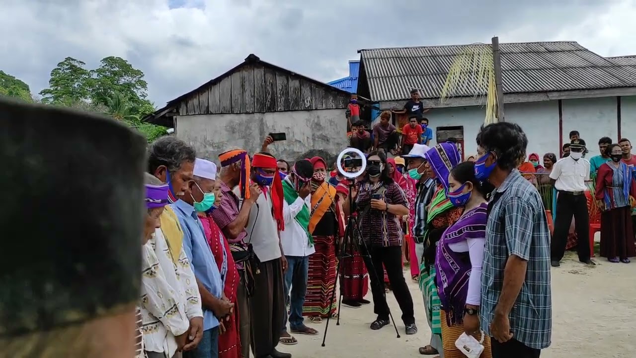 Acara sumpah adat kepala Desa Labobar