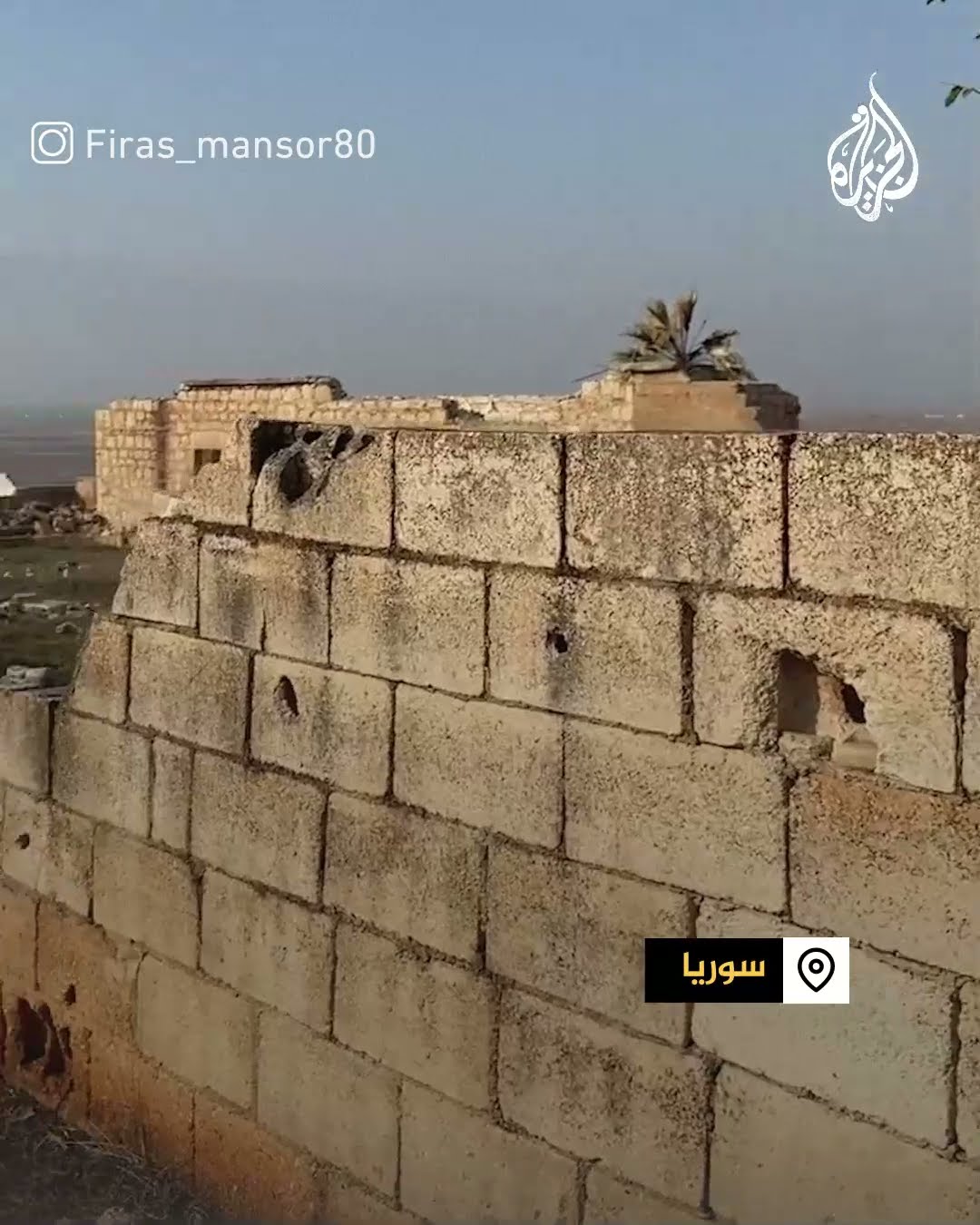 مشهد لسوري يعود لمنزله بريف حماة بعد سنين
