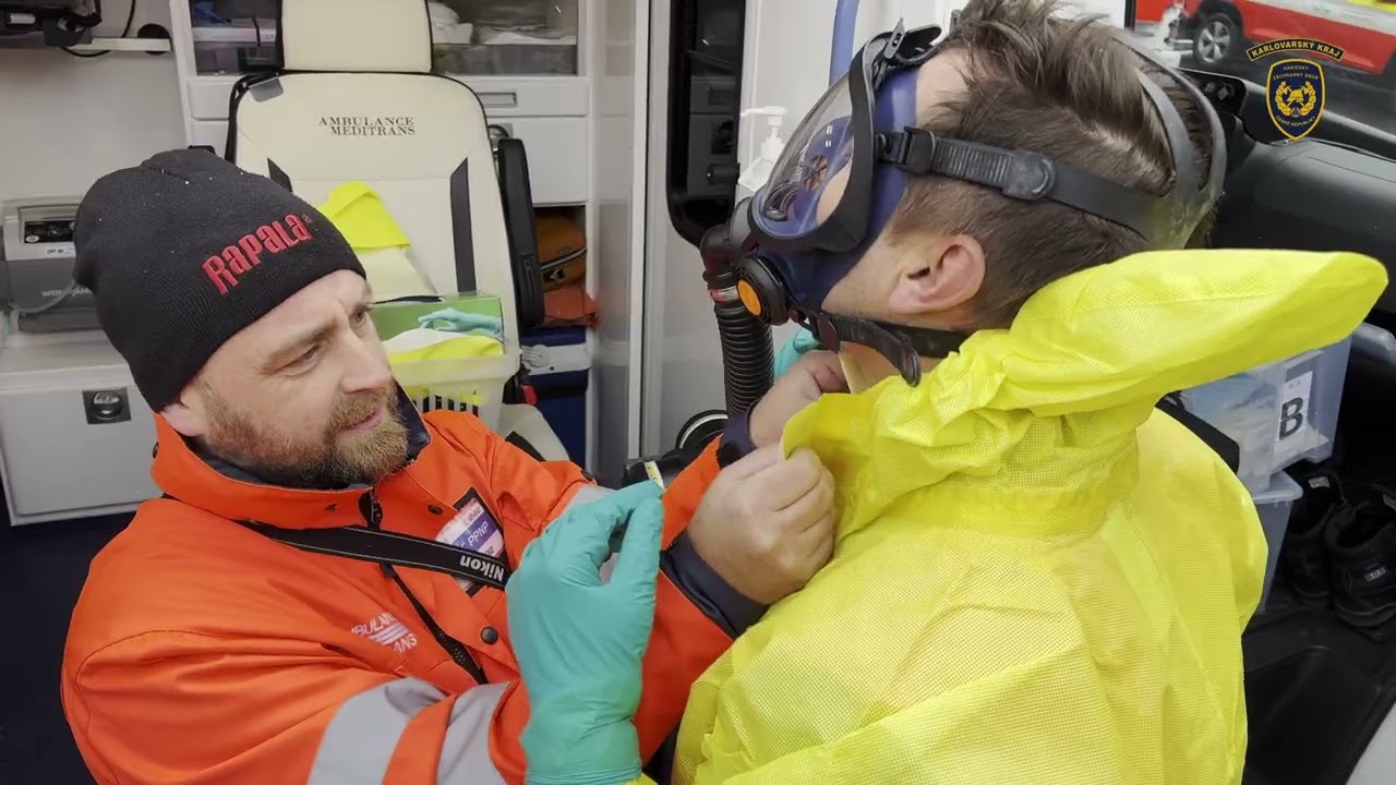 Cvičení hasičů v Chebu s námětem vysoce nebezpečná nákaza