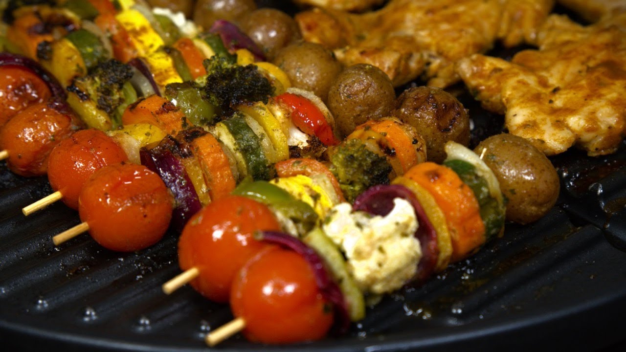 Pinchos de vegetales y caderas al grill