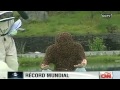 Chino 'convive' con miles de abejas en su cuerpo