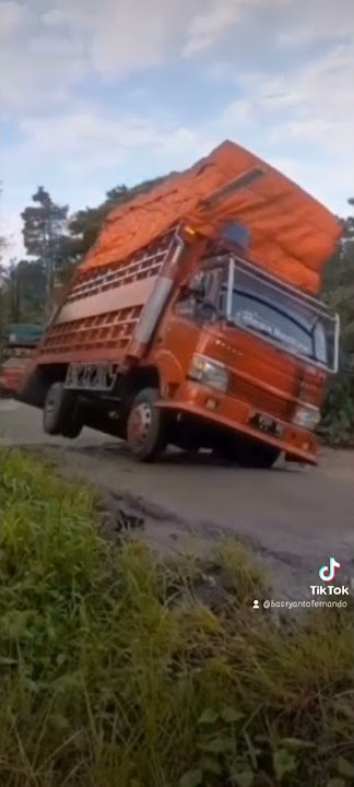 detik detik truk muatan overload terbalik #trukoleng #trukexpedisi #sopirindonesia