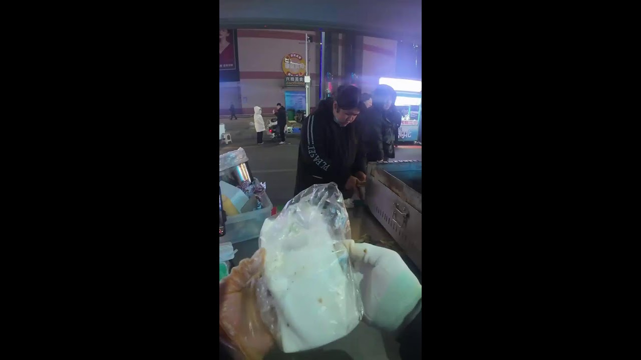 Live broadcast of street food specialties and fruit delicacies