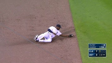 CLE@DET: Upton slides to snag a fly ball in left
