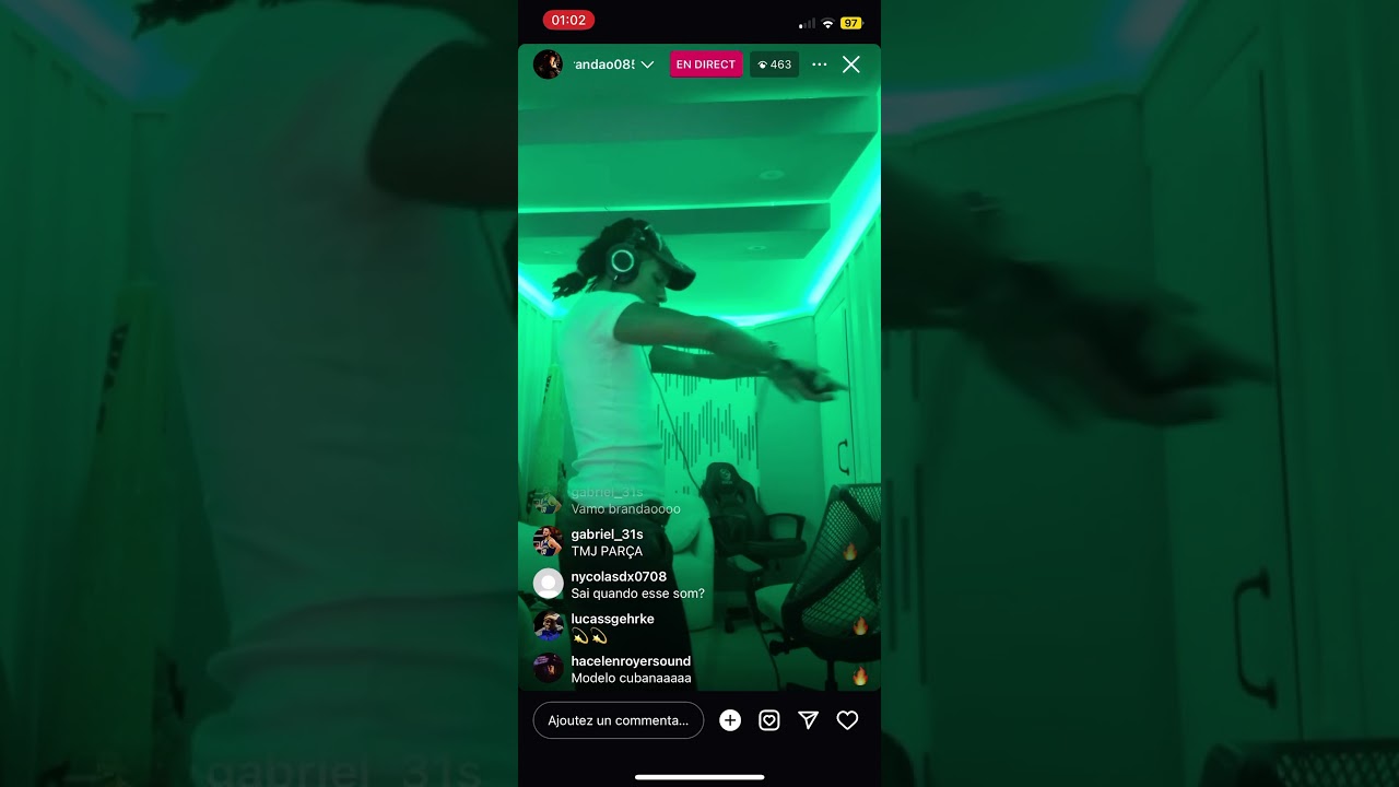 Brandão cantando Modelo Cubana Ao Vivo