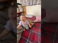 拍手とホリホリでコミュニケーションをとる赤ちゃんと柴犬