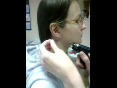 Больно прокалывать уши пистолетом взрослому. Прокол ушей пистолетом детям. Прокалывать уши это больно. Прокалывать уши это больно. Мочка уха схема.