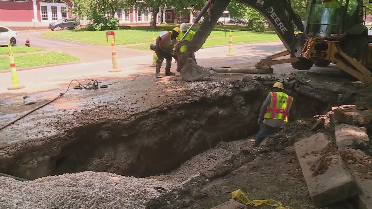 Crews working to repair water main breaks in St. Louis area - YouTube