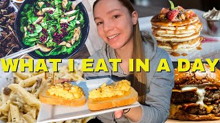 WHAT I EAT IN A DAY | Jag gör världens godaste äggröra!!