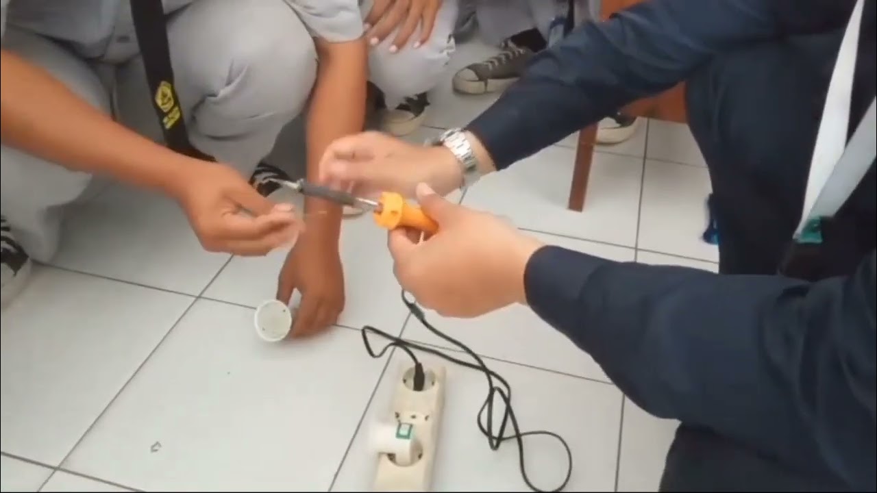 MEREPARASI KAN LAMPU YANG RUSAK( 