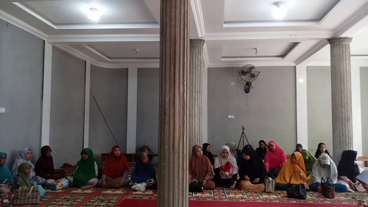 Bacaan Sholawat Astaghfirullah Robbal Baroya - Devi Berlian