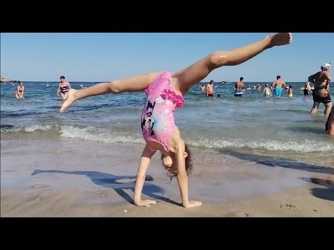 Gymnastics 🤸‍♀️ on the beach 🌊 6 years 🤸‍♀️ Andra ❤️