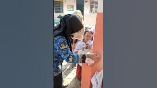 Membantu siswa yang sakit ketika upacara, Guru memberikan pertolongan pertama dengan ikhlas