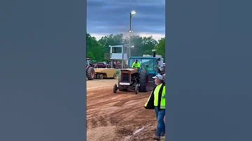 Minneapolismoline’s first pull #minneapolismoline #tractorpulling #tractorvideo #creswellcpulling