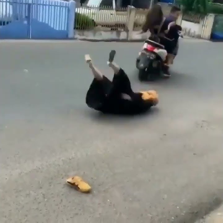 Akibat ulah sendiri, naik motor bonceng 3, emak ini terjatuh terjungkal ke belakang #viral #shorts
