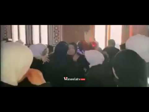 احتضان وتقبيل أيدي نساء يتجمعن للتبرك بشيخة سورية شهيرة في دمشق