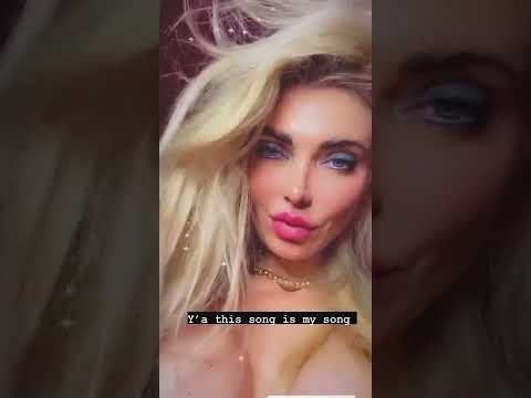 ميريام كلينك تعرض صدرها بدون رحمة