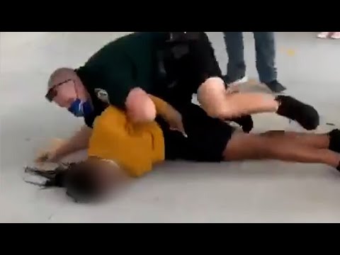 Schockierende Polizeigewalt: Beamter verprügelt am Boden liegenden Mann