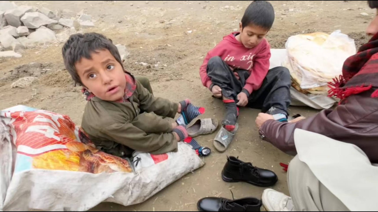 中國小伙清空饢店,一車車衣物與食物,暖透了寒冬里的流浪孩童