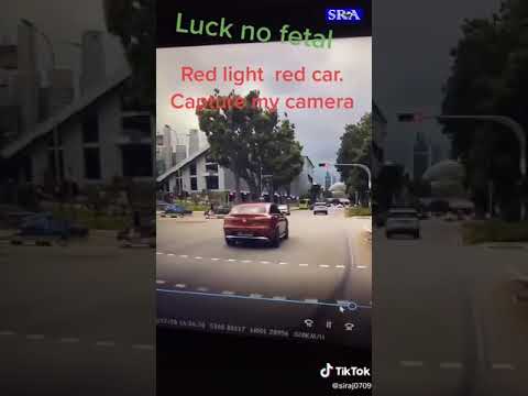 Distracted car at junction beat the red light and causes an accident