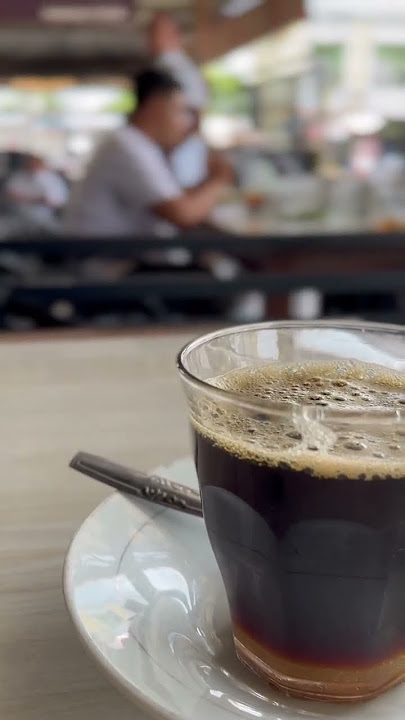 Secangkir kopi hitam di pagi hari terasa nikmat