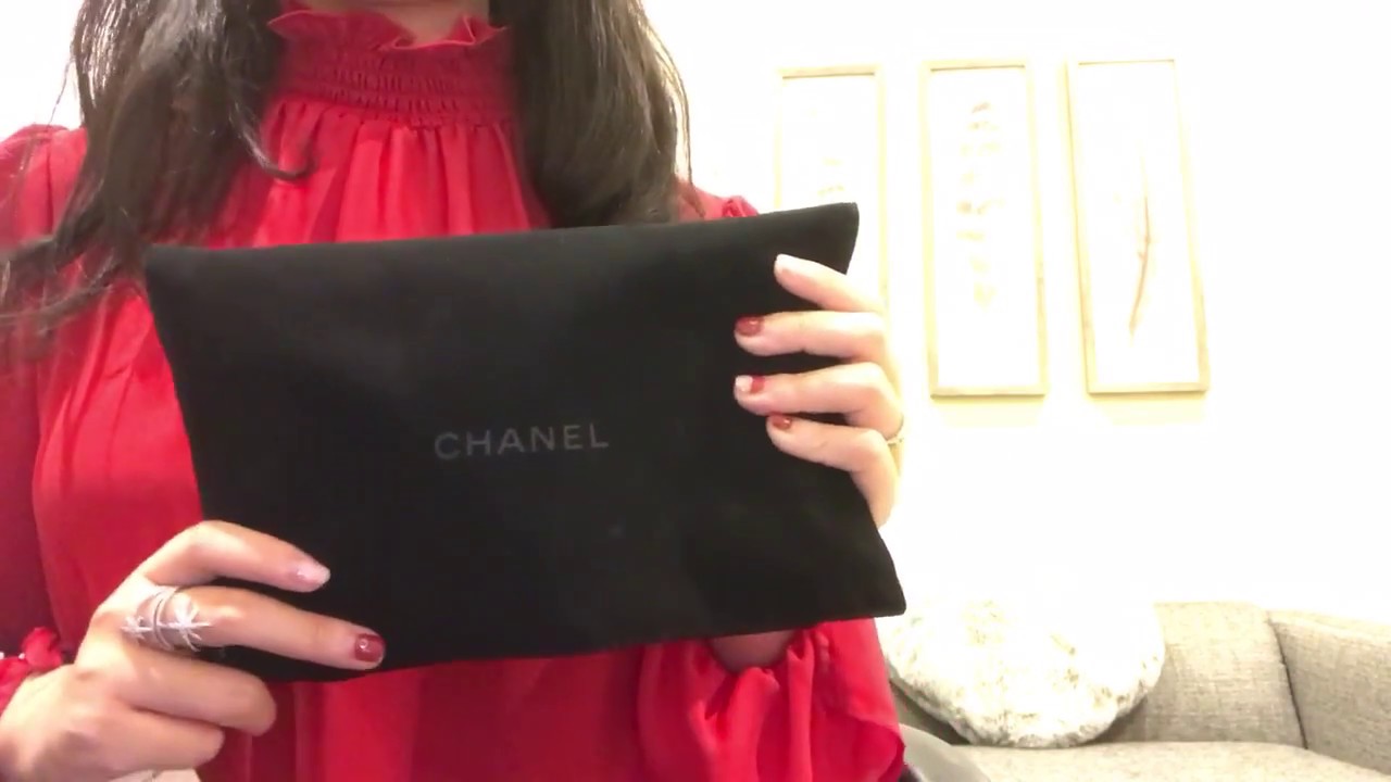 Chanel WOC Review & What fits inside 