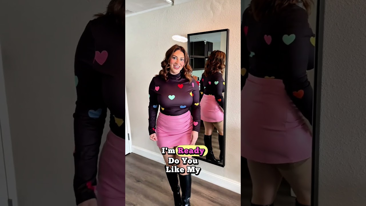 Водолазка с узором в виде сердечек в сочетании с элегантными розовыми пастельными шортами 