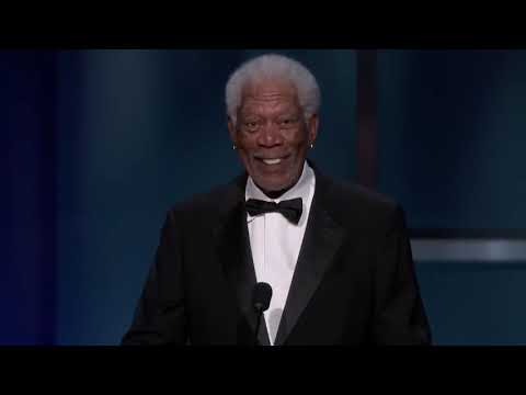 Morgan Freeman, 2008'de Denzel'in anlattığı hikayeyi Denzel'in ödül töreninde anlatıyor.