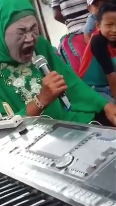 NENEK-NENEK NYANYI DANGDUT HEBOH!!!