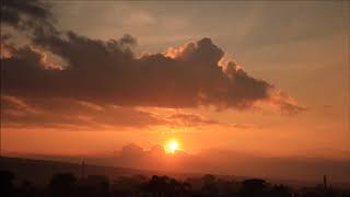 (background video) keindahan matahari terbit. 'slomotion'