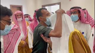 وزير الإسلامية يصر على تقبيل رأس شاب يعمل بصيانة المساجد