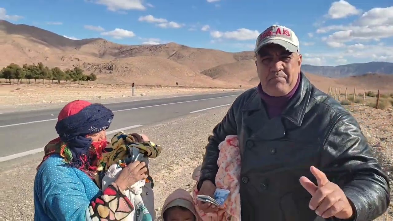 يطلبون لقمة العيش على حافة الطريق، الجنوب الشرقي للمغرب طريق الراشيدية لا 😥😥😥