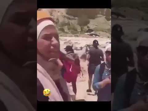 مذيعه على بث مباشر وجات الحبيبة تدور على غسان وغسان واقف ورا المذيعه يتفرج وتاركه تعيط وشمس مدوخه