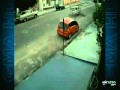 Cận cảnh xe ô tô hất tung một phụ nữ lên cao .flv