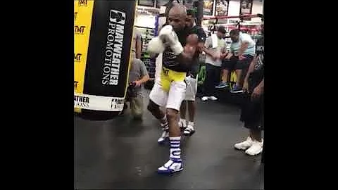 MAYWEATHER SHOWS OFF SICK JAB IN A NEW VIDEO!!!