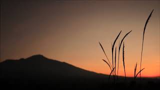 (background video) pegunungan dan langit senja.
